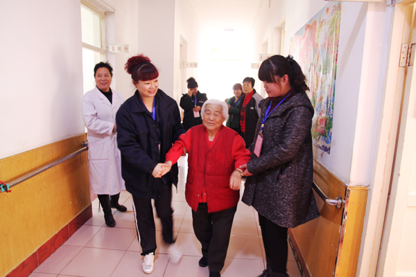 老人的笑容，我們的快樂(lè)——公司青年志愿者走進(jìn)敬老院活動(dòng)側(cè)記.jpg